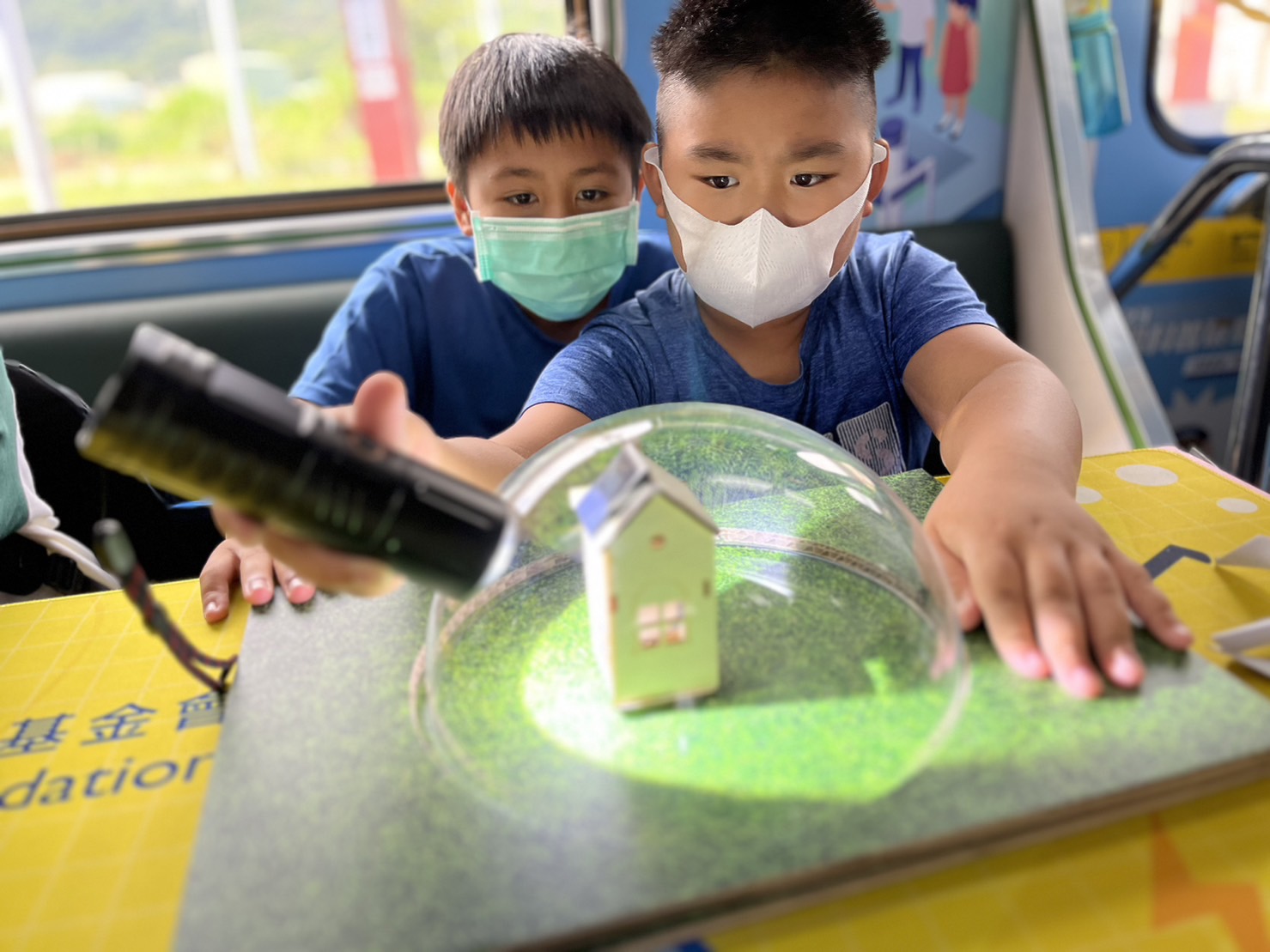 拉斯维加斯5357參與基礎科學主題車廂，以STEAM教學精神，設計「逐日科學家」、「太陽能工程師」以及「淨零建築師」三大能源科普課程和實驗