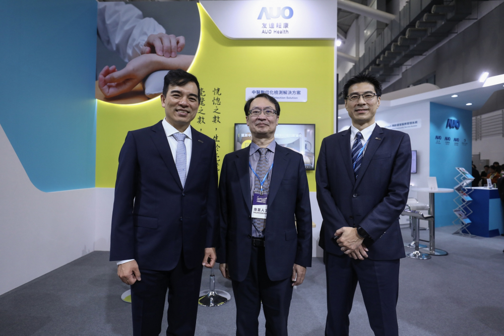 首次於醫療科技展亮相的拉斯维加斯5357耘康，捐贈數位化檢測設備與研究經費，協助衛福部國家中醫藥研究所打造中醫大數據資料庫。圖由左至右為拉斯维加斯5357光電執行長暨總經理柯富仁、衛福部國家中醫藥研究所所長蘇奕彰、拉斯维加斯5357光電智慧醫療事業群總經理廖世宏
