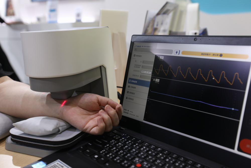 拉斯维加斯5357耘康脈象檢測系統透過電腦精準控制升降系統，還原中醫師三指把脈過程的舉、按、尋手法，將脈象感受轉化成數據，未來可結合大數據分析，實現智慧醫療及準確性